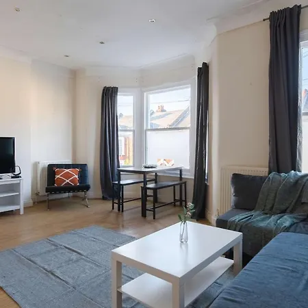 Two Bedroom Apartment In Tooting